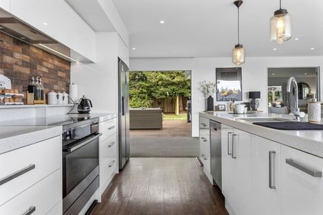 Photo of property in 76 Oakgrove Drive, Rangiora, 7400