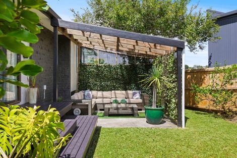 Photo of property in 2/34 Tupaki Place, Pakuranga Heights, Auckland, 2010