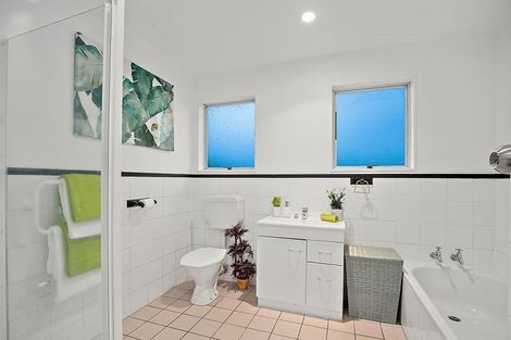 Photo of property in 33 Triangle Road, Massey, Auckland, 0614