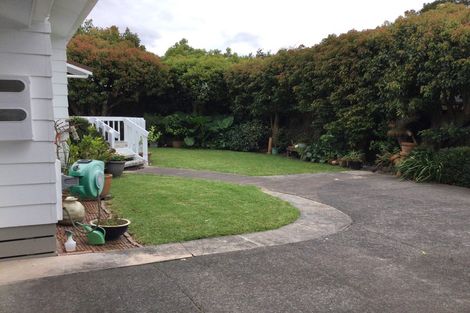 Photo of property in 1/7 Vardon Road, Green Bay, Auckland, 0604