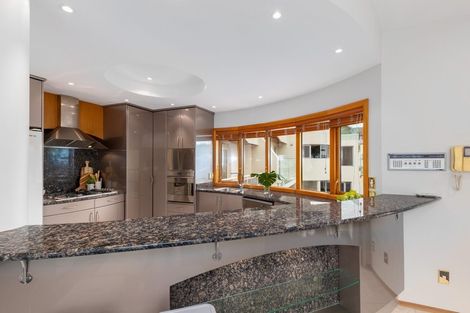 Photo of property in 32 Dyers Pass Road, Cashmere, Christchurch, 8022