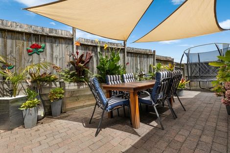 Photo of property in 2/8 Lochend Place, Highland Park, Auckland, 2010