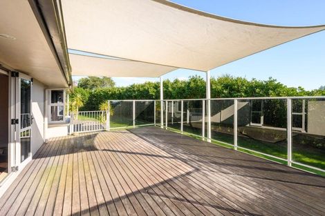 Photo of property in 27 Johnstone Drive, Fitzherbert, Palmerston North, 4410