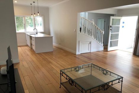 Photo of property in 328 Glenfield Road, Glenfield, Auckland, 0629