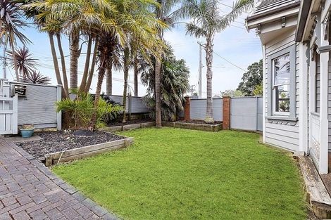 Photo of property in 1/47 Birkdale Road, Birkdale, Auckland, 0626