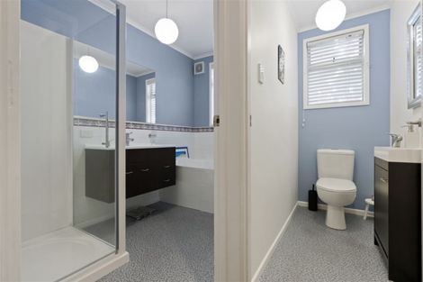 Photo of property in 15 York Road, Titirangi, Auckland, 0604