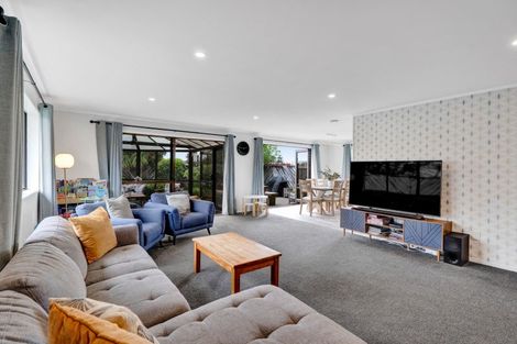 Photo of property in 17 Caledonia Place, Highlands Park, New Plymouth, 4312