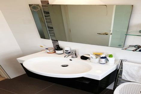 Photo of property in 15 Cayman Place, Unsworth Heights, Auckland, 0632