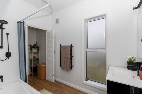 Photo of property in 27 Birdwood Avenue, Moturoa, New Plymouth, 4310