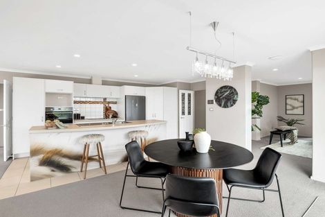 Photo of property in 11 Wai Place, One Tree Point, 0118