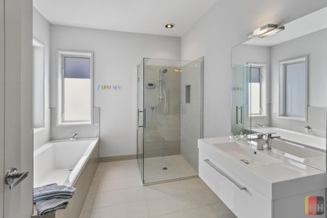 Photo of property in 2 Portofino Point, Karaka, Papakura, 2113