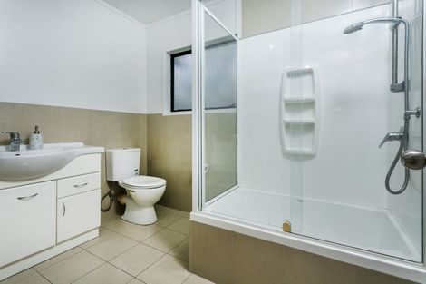 Photo of property in 1/14 Greenvalley Rise, Glenfield, Auckland, 0629