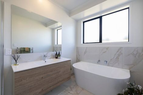 Photo of property in 32 Te Piriti Road, One Tree Point, 0118