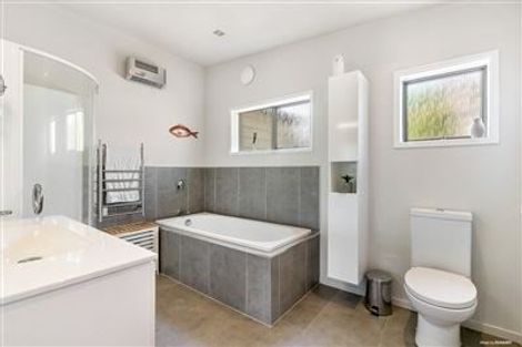 Photo of property in 8 Halldene Terrace, Red Beach, 0932