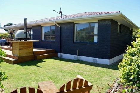 Photo of property in 11a Toi Street, Otaki Beach, Otaki, 5512