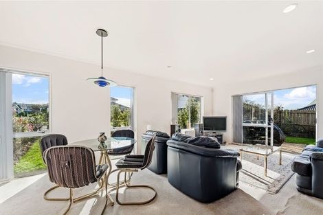 Photo of property in 32 Heversham Place, Glendene, Auckland, 0602