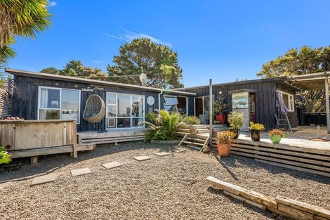 Photo of property in 2856 South Head Road, South Head, Helensville, 0874
