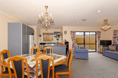 Photo of property in 18 Plumstead Rise, Glen Eden, Auckland, 0602