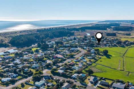 Photo of property in 674 Waikawa Beach Road, Waikawa Beach, Levin, 5573
