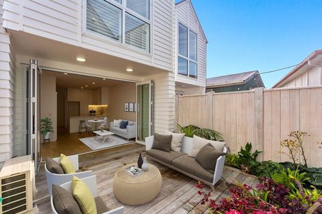 Photo of property in 12 Titoki Close, Matakana, 0985