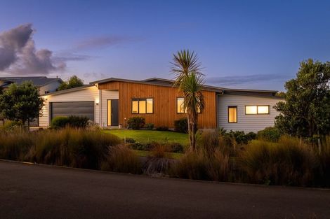 Photo of property in 21 Ferndale Drive, Waikanae, 5036