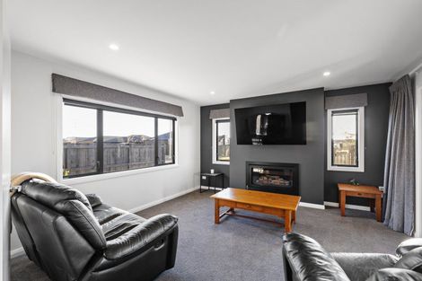Photo of property in 32 Atlantic Drive, Fitzherbert, Palmerston North, 4410