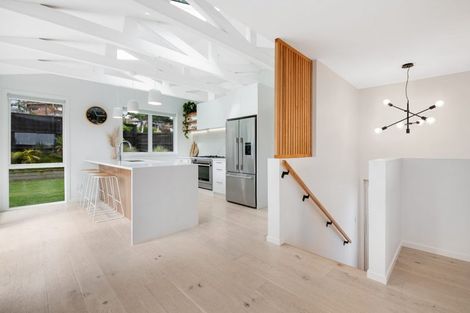 Photo of property in 10 Pohutukawa Avenue, Red Beach, 0932