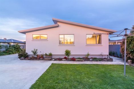 Photo of property in 17 Royal Park Drive, Parklands, Christchurch, 8083