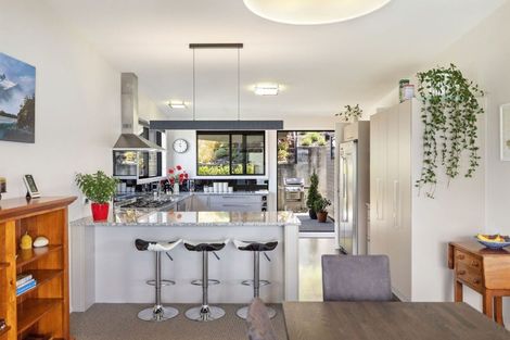 Photo of property in 70 Wynyard Crescent, Fernhill, Queenstown, 9300