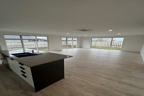 Photo of property in 31 Kaurinui Crescent, One Tree Point, 0118