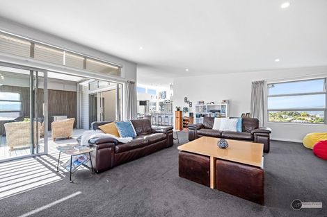 Photo of property in 37 Pekanga Road, Normandale, Lower Hutt, 5010