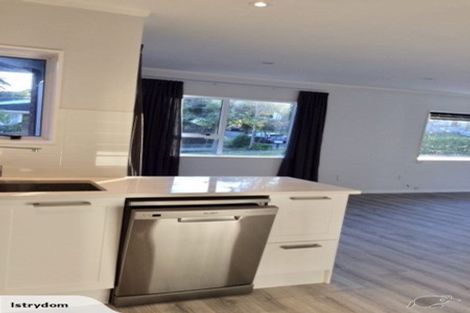 Photo of property in 2/1 Tallington Crescent, Torbay, Auckland, 0630