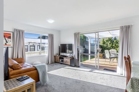 Photo of property in 2/49 Tramway Road, Beach Haven, Auckland, 0626