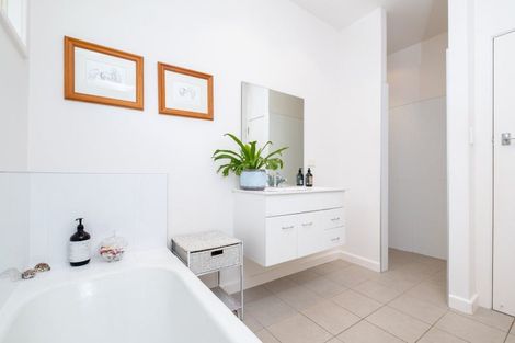 Photo of property in 14 Tauroa Road, Havelock North, 4130