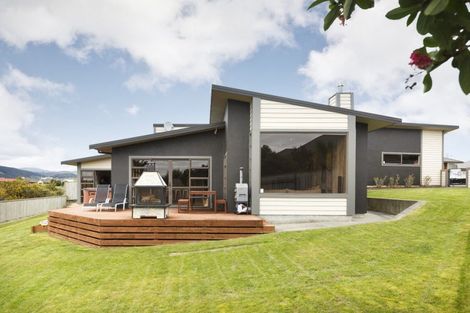 Photo of property in 28 Johnstone Drive, Fitzherbert, Palmerston North, 4410