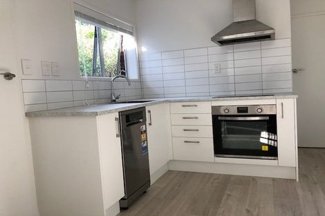 Photo of property in 2/5 Tobruk Crescent, Milford, Auckland, 0620