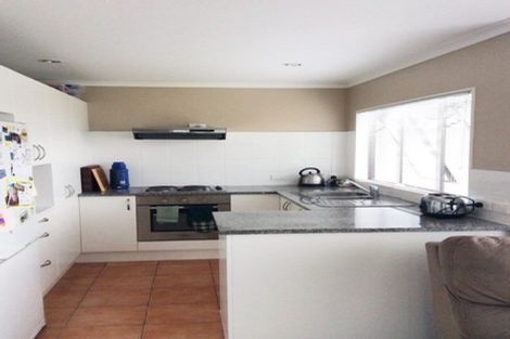 Photo of property in 14 Buisson Glade, West Harbour, Auckland, 0618