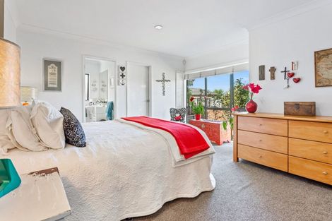 Photo of property in 20 Mackwell Road, Fairview Heights, Auckland, 0632