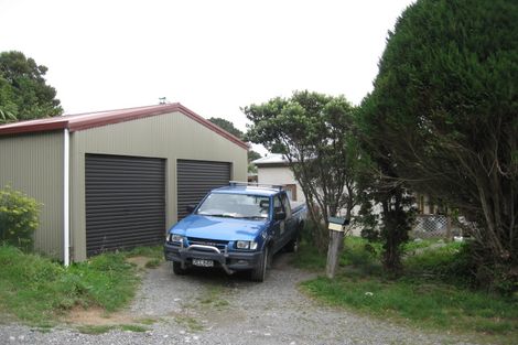 Photo of property in 2 Glanmire Road, Newlands, Wellington, 6037