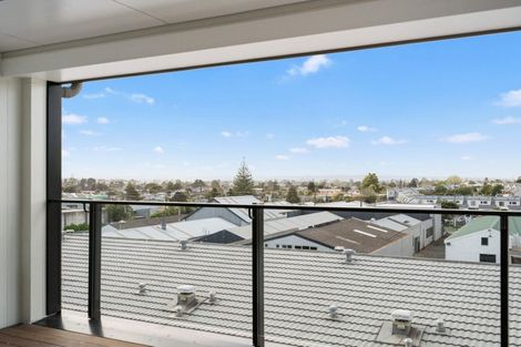 Photo of property in 1/4045f Great North Road, Glen Eden, Auckland, 0602