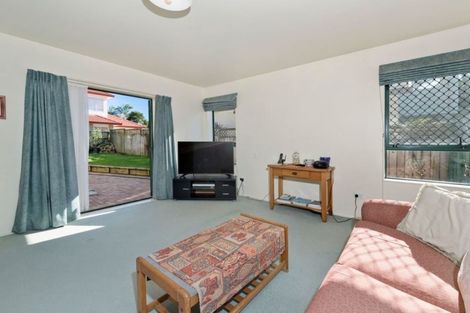 Photo of property in 8 Vinograd Drive, Te Atatu Peninsula, Auckland, 0610