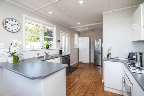 Photo of property in 58 Catherine Crescent, Paparangi, Wellington, 6037