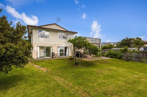 Photo of property in 19 Lydford Place, Glendene, Auckland, 0602