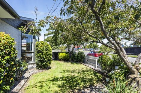 Photo of property in 17 Banks Place, Rangiora, 7400
