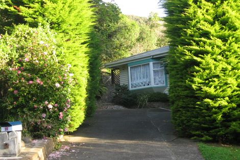 Photo of property in 2 Rakau Grove, Stokes Valley, Lower Hutt, 5019