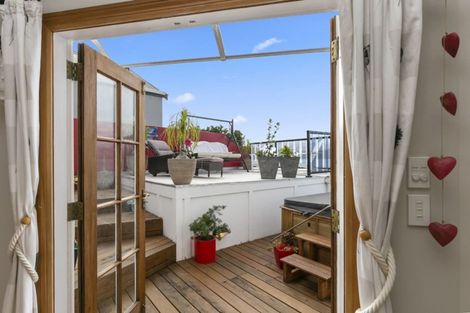 Photo of property in 285 Karaka Bay Road, Karaka Bays, Wellington, 6022