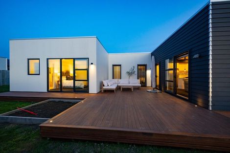 Photo of property in 14 Monaco Grove, Fitzherbert, Palmerston North, 4410