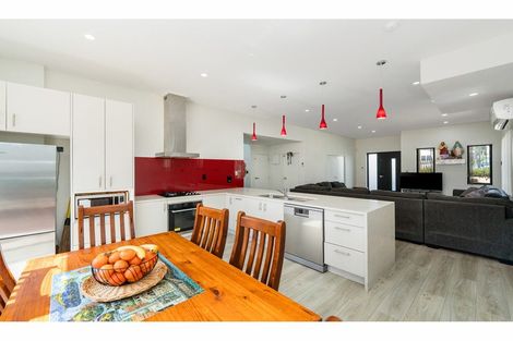 Photo of property in 2 Mile Place, Henderson, Auckland, 0612