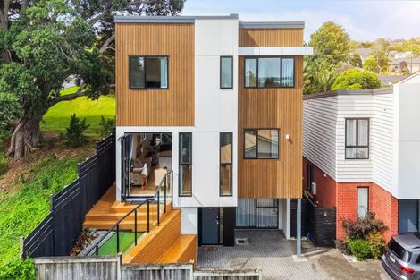 Photo of property in 9e Glenfern Road, Mellons Bay, Auckland, 2014