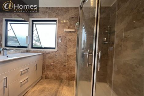 Photo of property in 15 Meadowood Drive, Unsworth Heights, Auckland, 0632